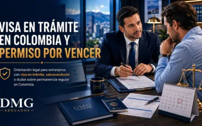 Abogado migratorio asesorando a extranjero con visa en trámite y permiso por vencer en Colombia