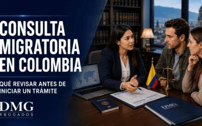 Abogado migratorio en Colombia revisando documentos de visa durante una consulta legal