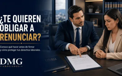 Jefe presionando a una trabajadora para firmar una carta de renuncia en Colombia