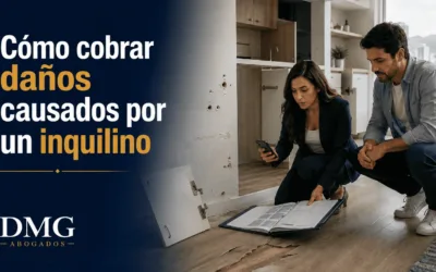 Propietario y abogada documentando daños causados por un inquilino al inmueble