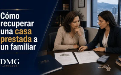Propietaria recibiendo asesoría para recuperar una casa prestada a un familiar
