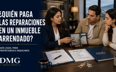Propietario e inquilino revisando las reparaciones de un inmueble arrendado en Colombia