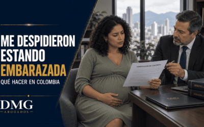 Mujer embarazada revisa una carta de terminación de contrato con un abogado.