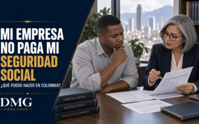Trabajador y abogada revisan documentos de nómina y aportes a seguridad social en una oficina.