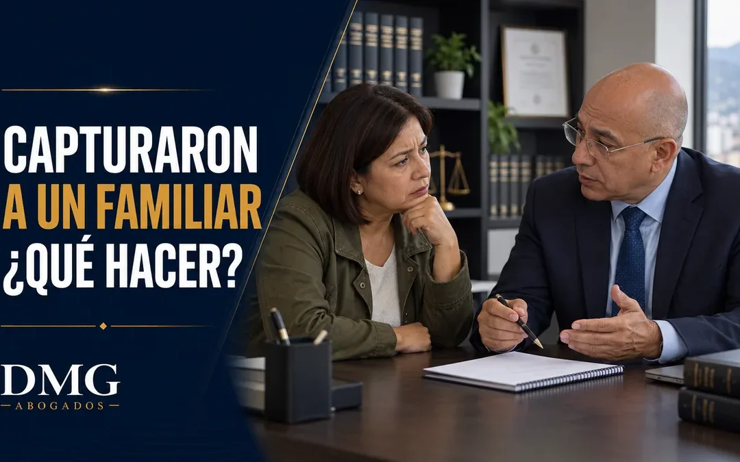 Mujer consulta a un abogado sobre qué hacer tras la captura de un familiar en Colombia.