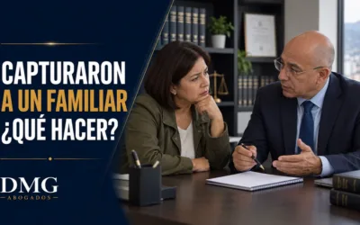 Mujer consulta a un abogado sobre qué hacer tras la captura de un familiar en Colombia.