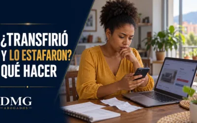 Persona revisando en su celular una transferencia bancaria después de una posible estafa en Colombia.