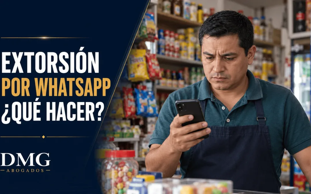 Comerciante colombiano revisa un mensaje en su celular dentro de su negocio.