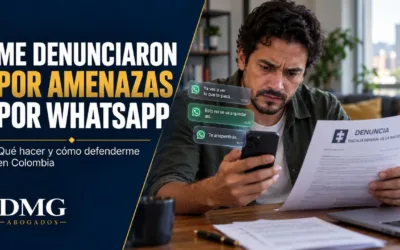 Hombre preocupado revisando mensajes de WhatsApp y una denuncia de la Fiscalía en Colombia.