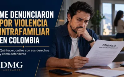 Hombre preocupado leyendo una denuncia por violencia intrafamiliar en su vivienda en Colombia.